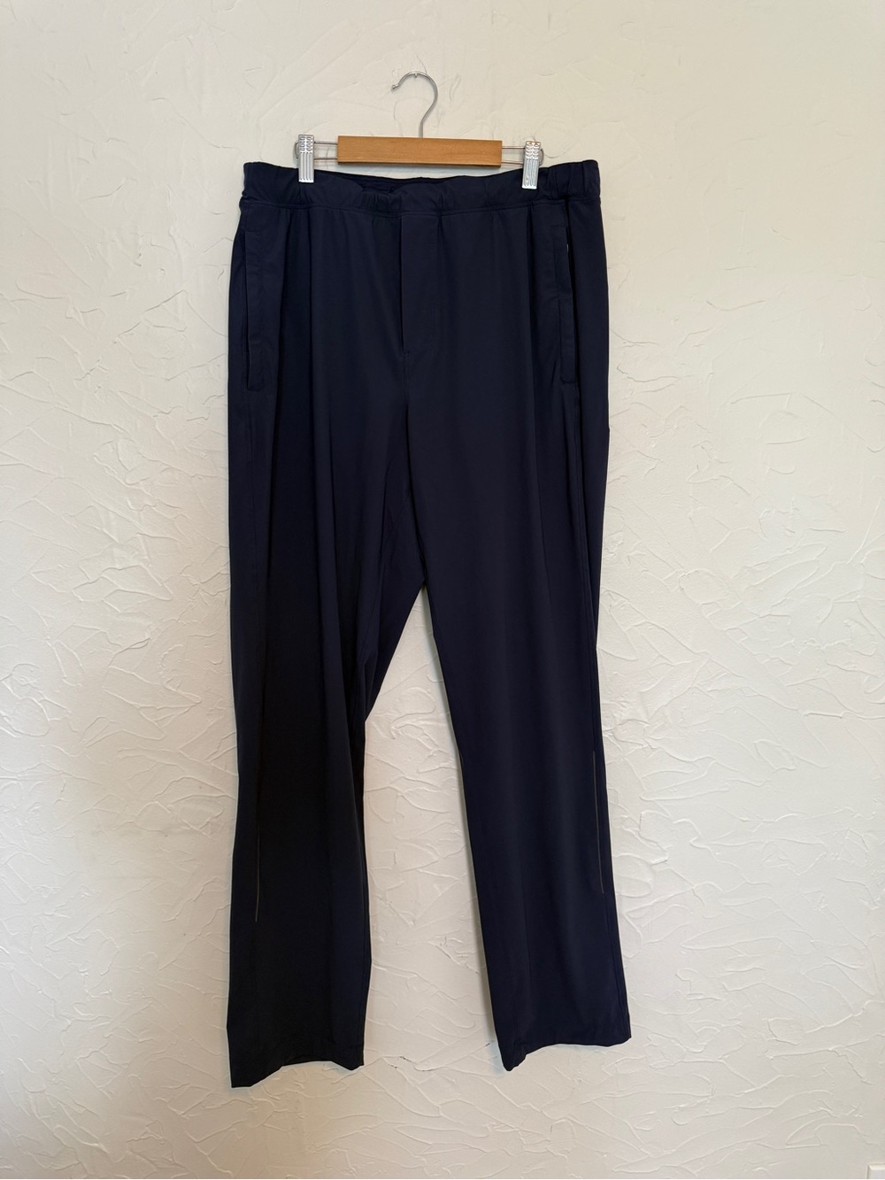 Lululemon Men’s Pants / Joggers. Navy Blue. Size Large